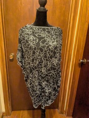 Black Floral Outline Women's Batwing Top